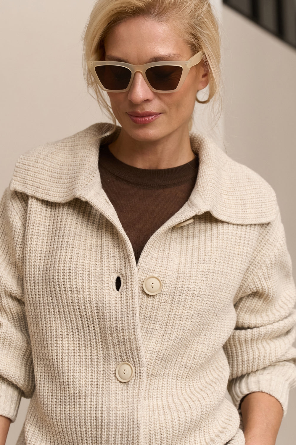 Ribbed wool knit cardigan with wide collar and long sleeves