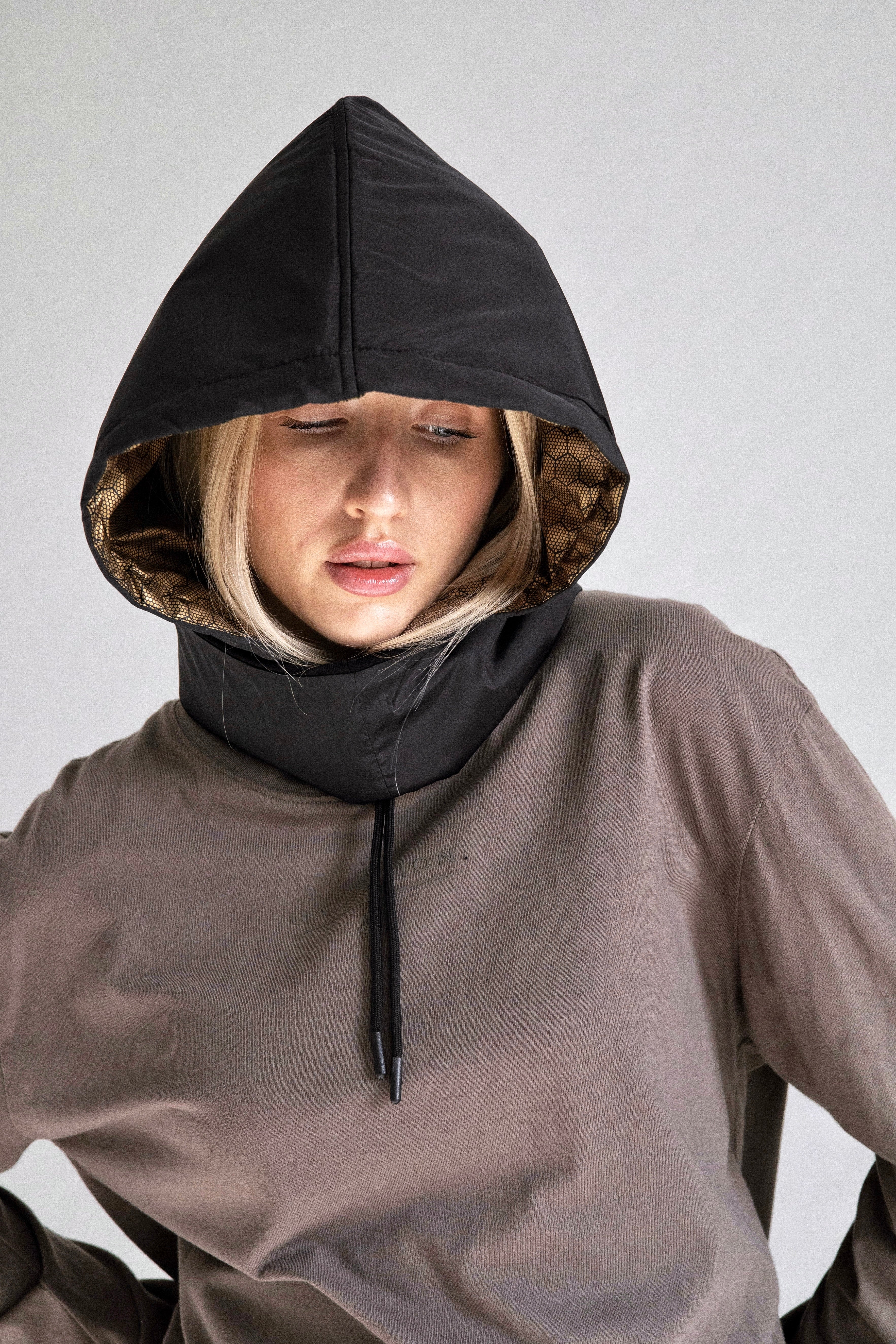 Bufanda con capucha de grafeno urbano