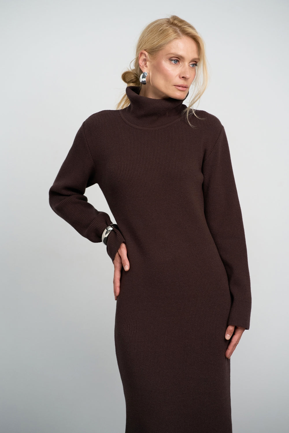 Vestido midi de punto de modal y seda con cuello alto, Marrón chocolate oscuro
