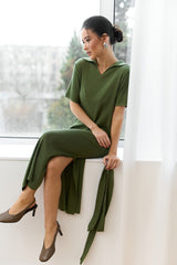 Geripptes Strick-Midikleid mit Polokragen, kurzen Ärmeln und Gürtel, Dunkeloliv