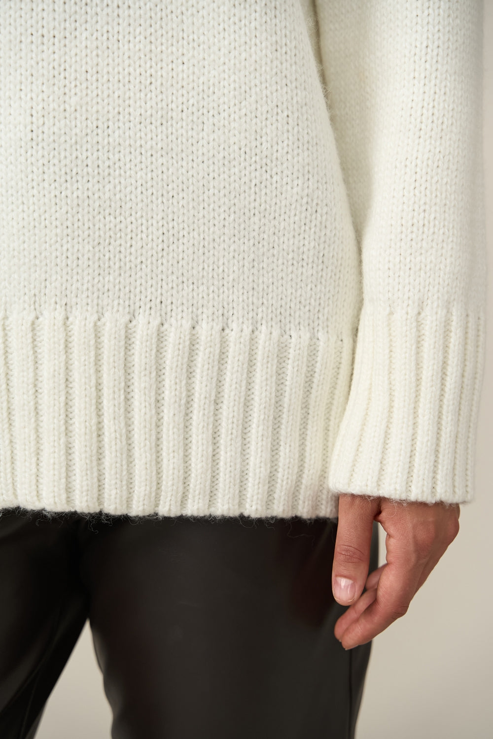 #color_off-white