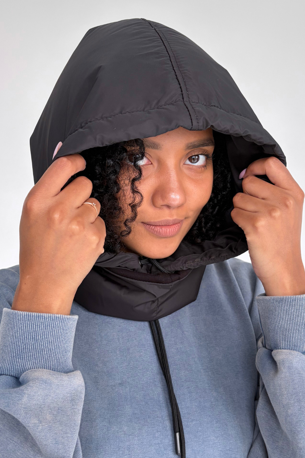 Satin-gefütterter wasserdichter Kapuzenschal zum Bedecken von Haaren und Hals