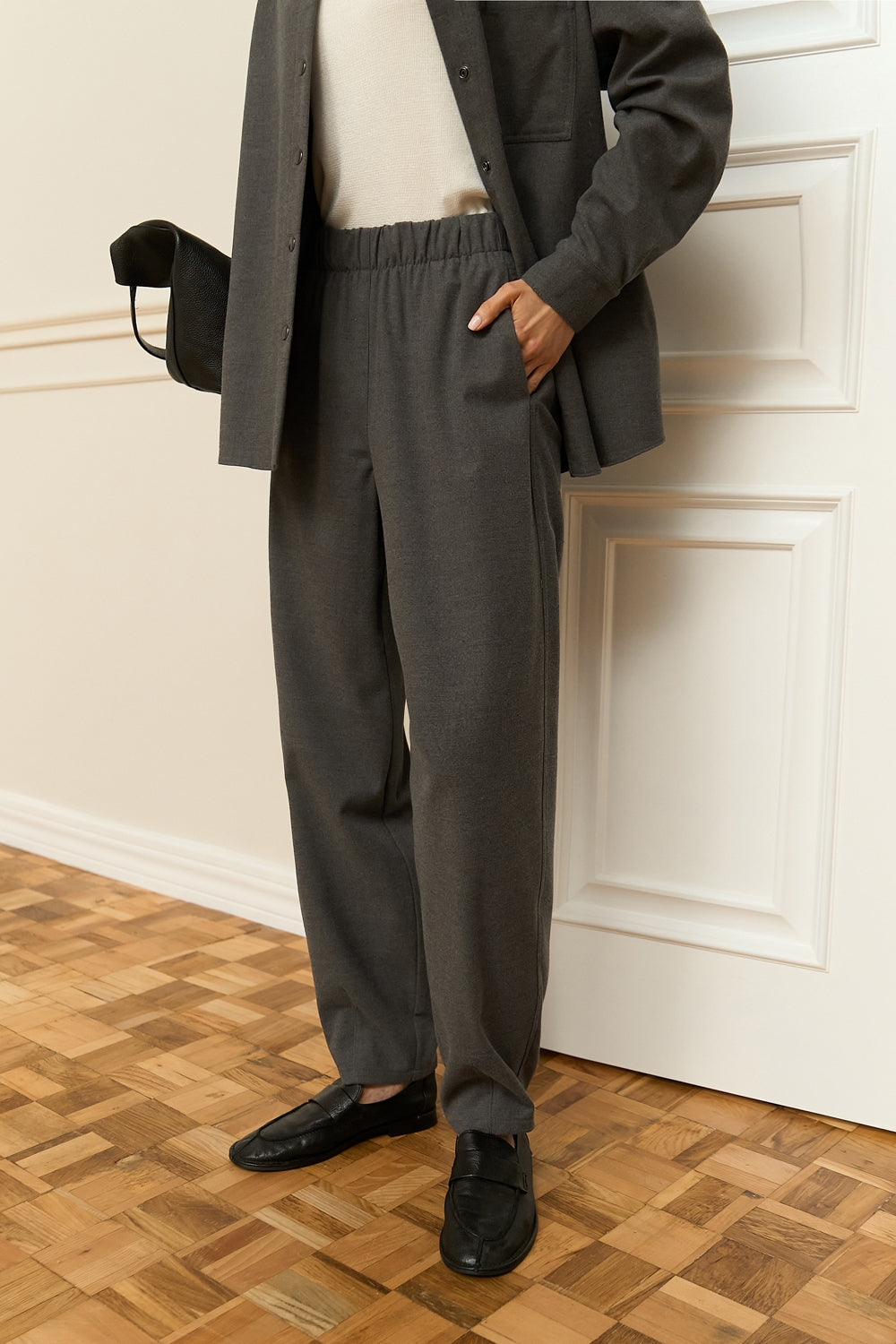 #color_charcoal gray